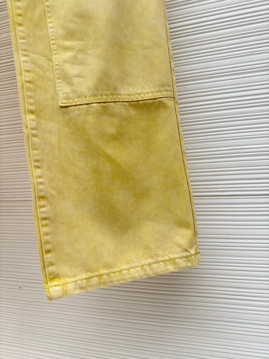 LOUIS VUITTON dyed embossed jeans ●Original version: Purchased and developed for 14800 ●Item number: 1681048-B55 ●Material: denim fabric ●Technology: embossed production ●Version: fitted version ●Weight: about 945 grams ●Size: 30-32-34-36 ●Description: This style is processed through garment dyeing to create a washed retro effect, and then uses a splicing structure and hammer fixing rings to express the workwear style. Monogram embroidery adorns the sides and left patch pocket, and pearlescent buttons and rivets complete the detail. Pair it with the same style to add to your summer wardrobe. The overall wiring is straight and delicate, the fabric is comfortable and soft, and the color is consistent without color difference. It can be matched with the same style to create a fashionable look and control various occasions. Customized accessories, complete with three standards, same style for men and women!
